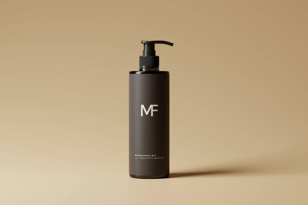 Amber Glass Slim Pump Bottle Mockups with Shadows, Download PSD Mockup Files from https://mockupfree.net (photographie d’illustration)