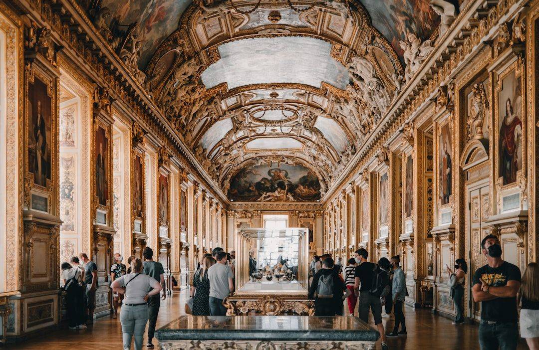 people walking inside building during daytime (photographie d’illustration)
