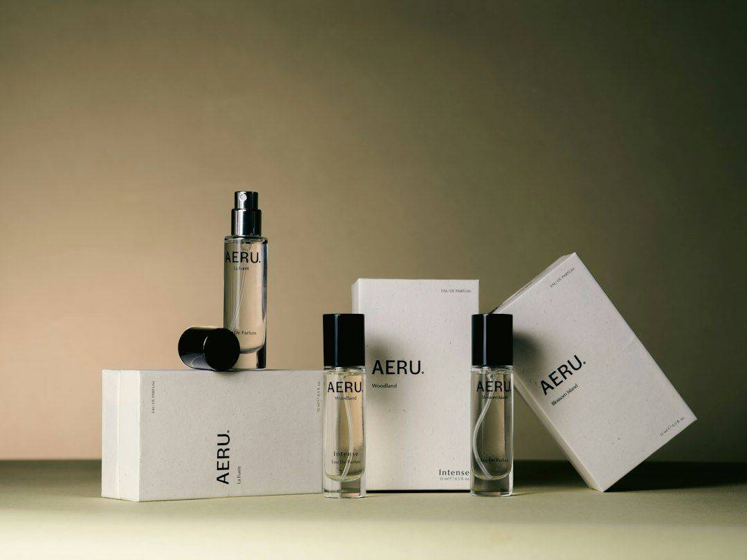a couple of bottles of perfume sitting on top of a box (photographie d’illustration)