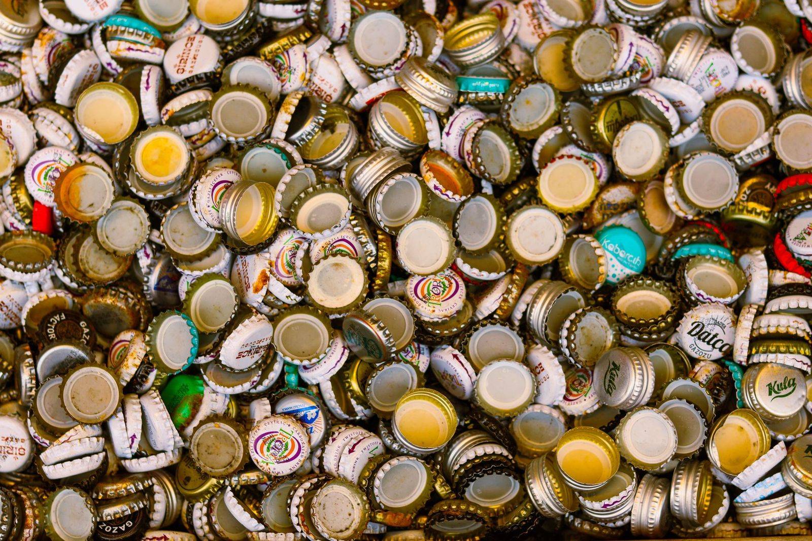Close-up of multiple colorful bottle caps laid out for recycling and art projects. (photographie d’illustration)