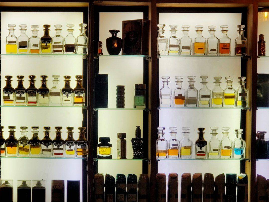 bottles on brown wooden shelf (photographie d’illustration)