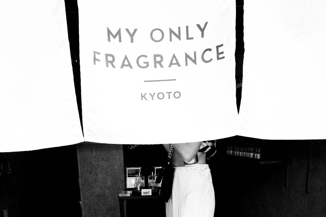 Black and white banner for my only fragrance kyoto (photographie d’illustration)