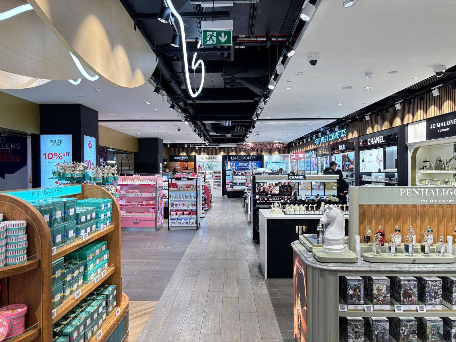 Bright cosmetics store interior showcasing luxury brands in London. Sleek and modern retail design. (photographie d’illustration)