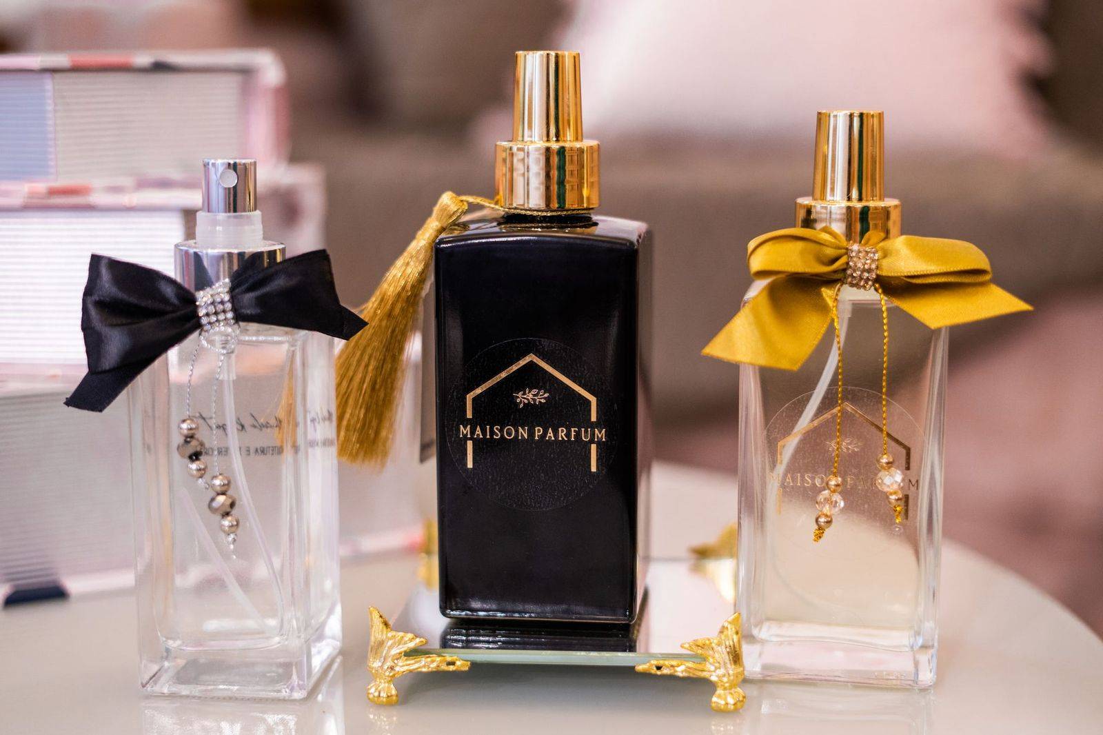Stylish perfume bottles showcasing elegance and luxury on decorative display (photographie d’illustration)