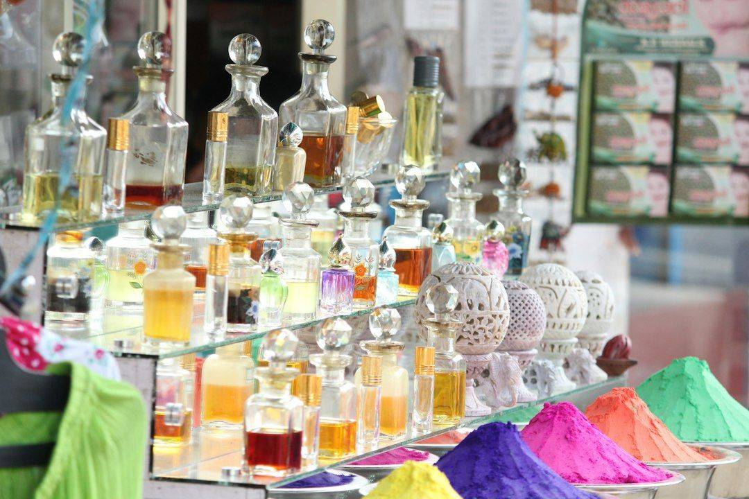 display of fragrance bottle collection outdoors (photographie d’illustration)