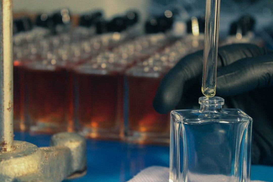 a bottle of liquid being filled with liquid (photographie d’illustration)