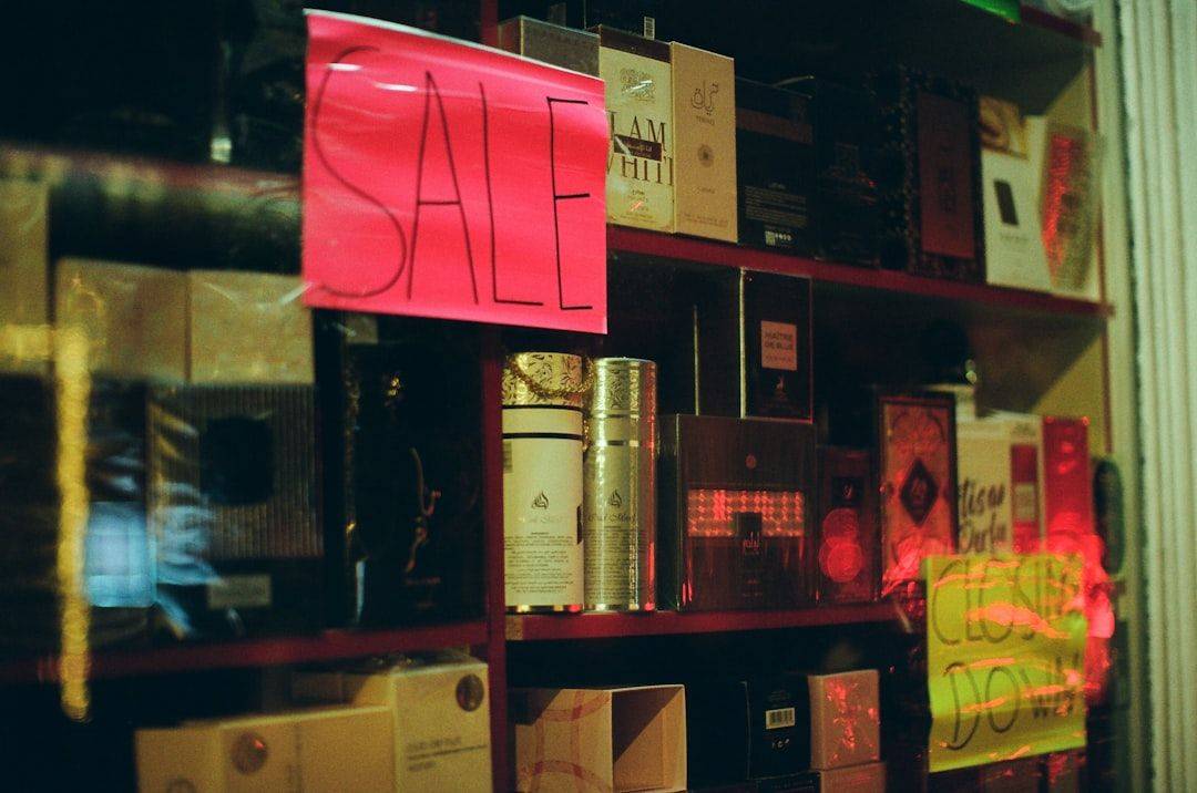 Shelves of perfume bottles with sale signs (photographie d’illustration)