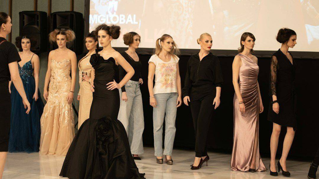 Fashion models showcase outfits on a runway (photographie d’illustration)