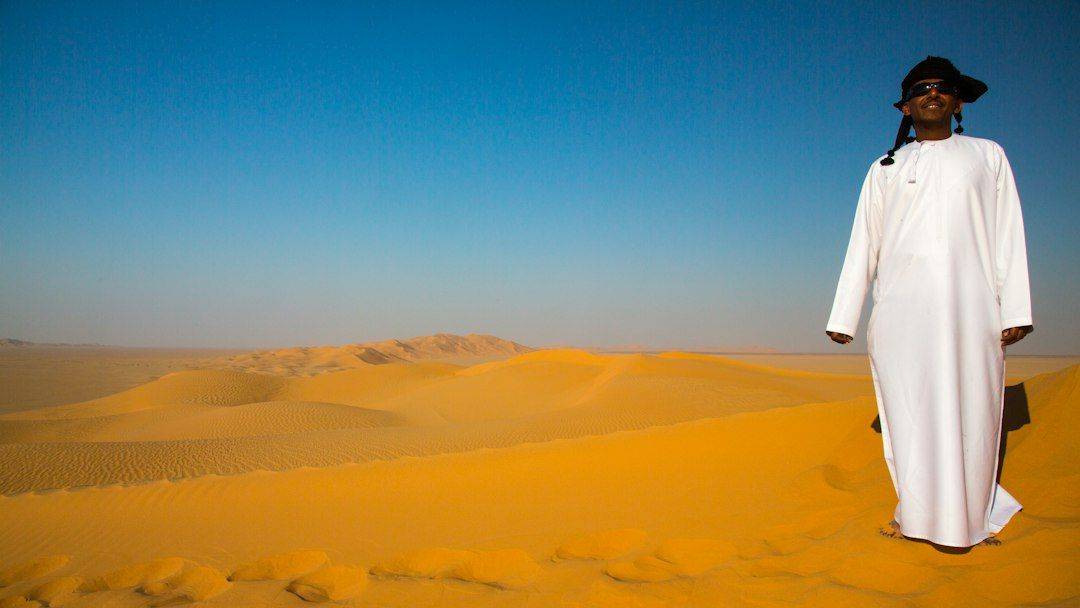 man in desert wearing white thobe (photographie d’illustration)