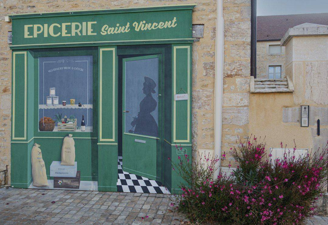 a building with a green door and a checkered floor (photographie d’illustration)