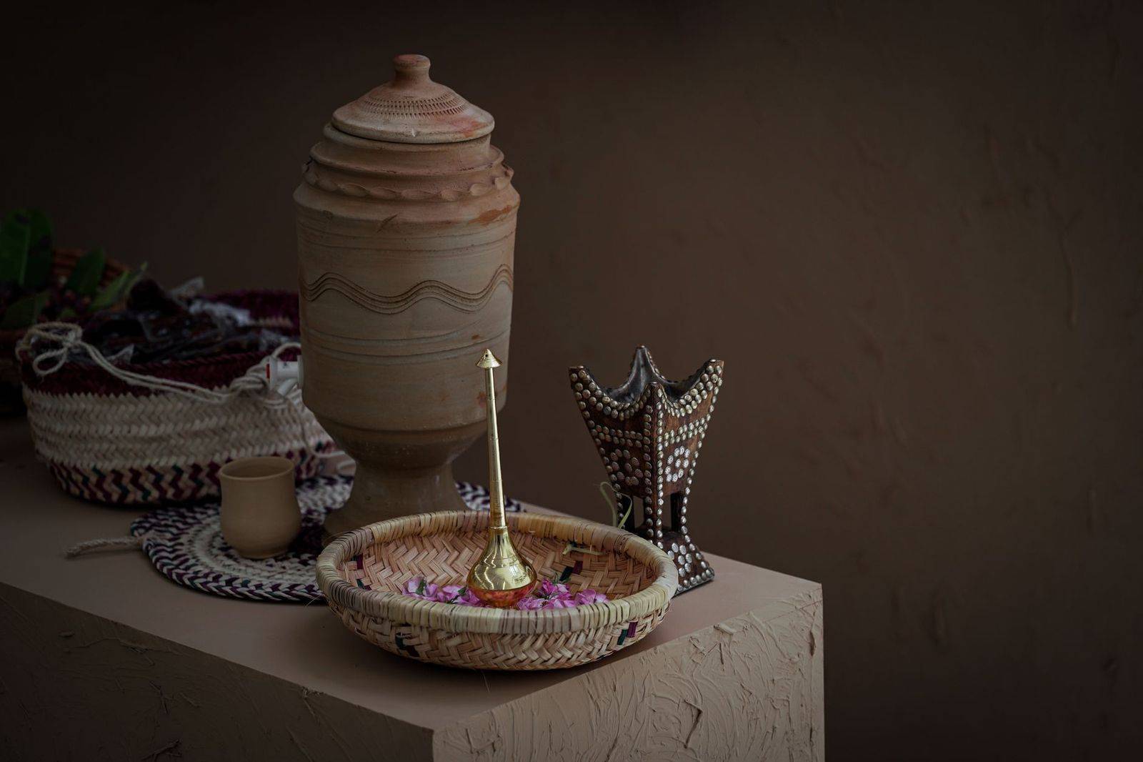 A close-up of traditional Saudi Arabian handcrafted decor including baskets and pottery. (photographie d’illustration)