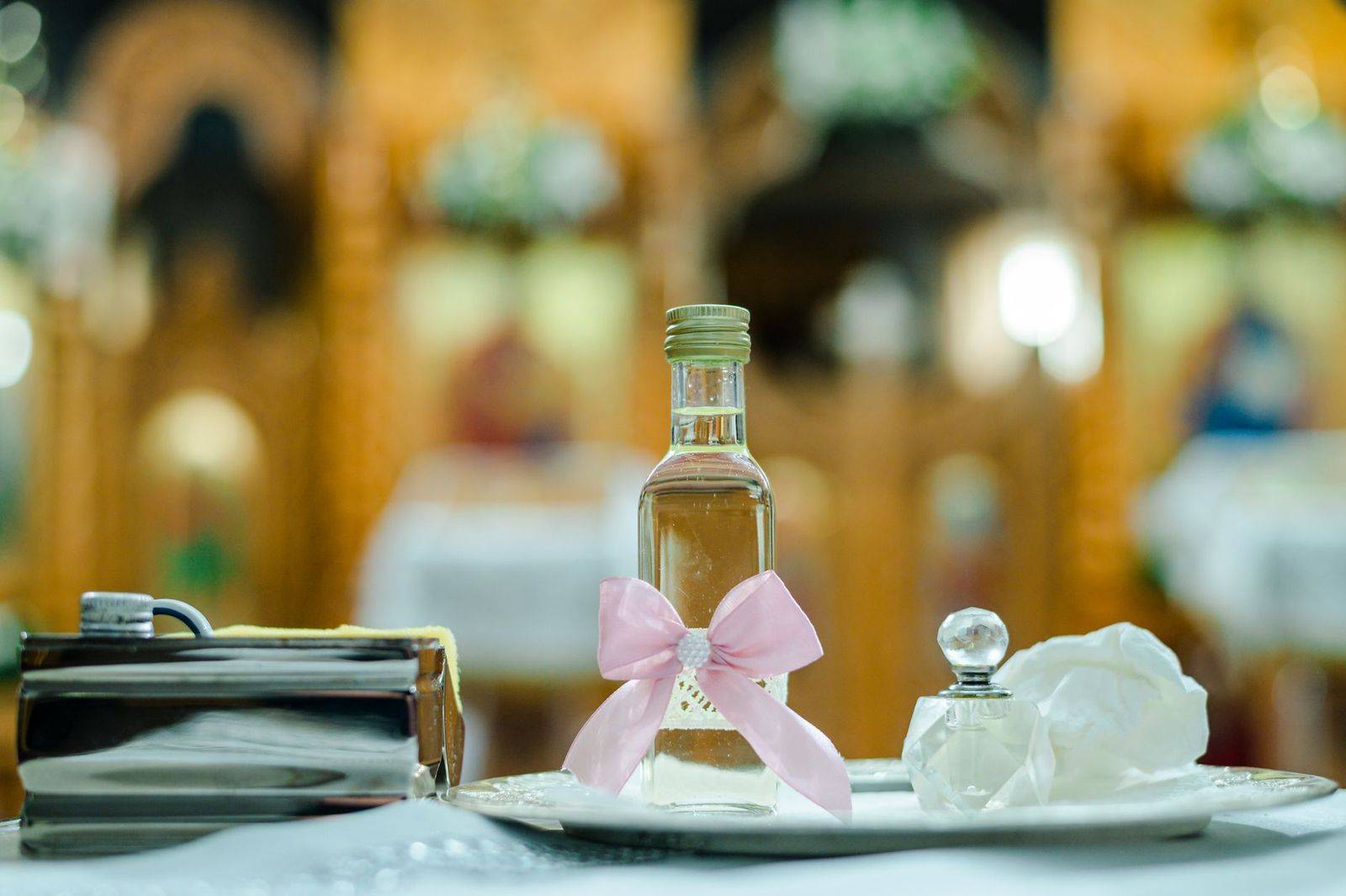 A detailed view of items used in a Romanian baptism ceremony inside a church. (photographie d’illustration)