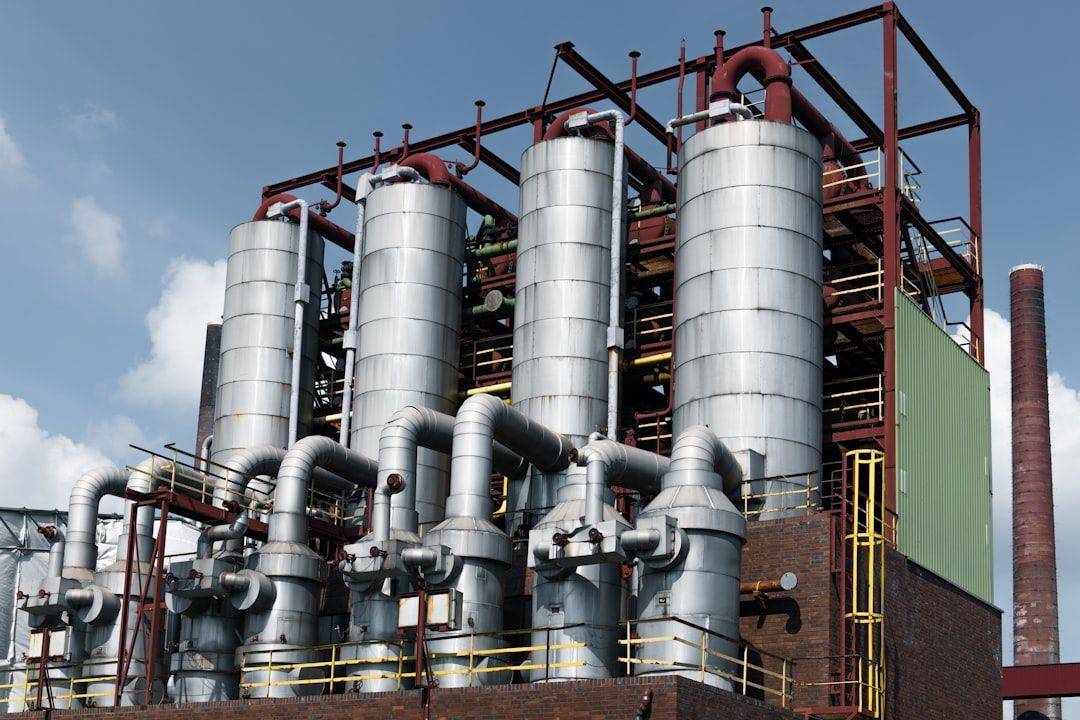 An industrial plant with towers and pipes (photographie d’illustration)
