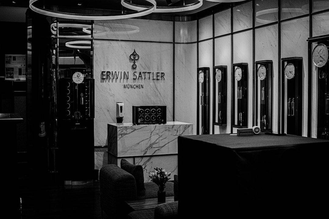 A black and white photo of a store front (photographie d’illustration)