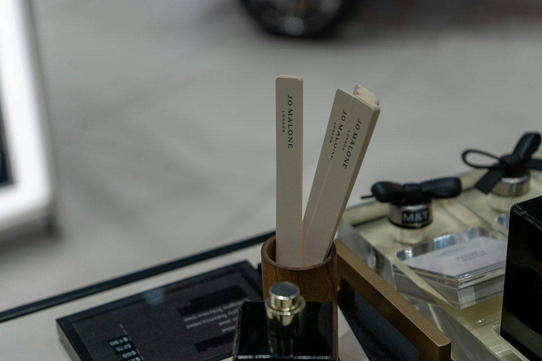 A cup of jo malone tester paper strips. For more, visit blob.hk (photographie d’illustration)