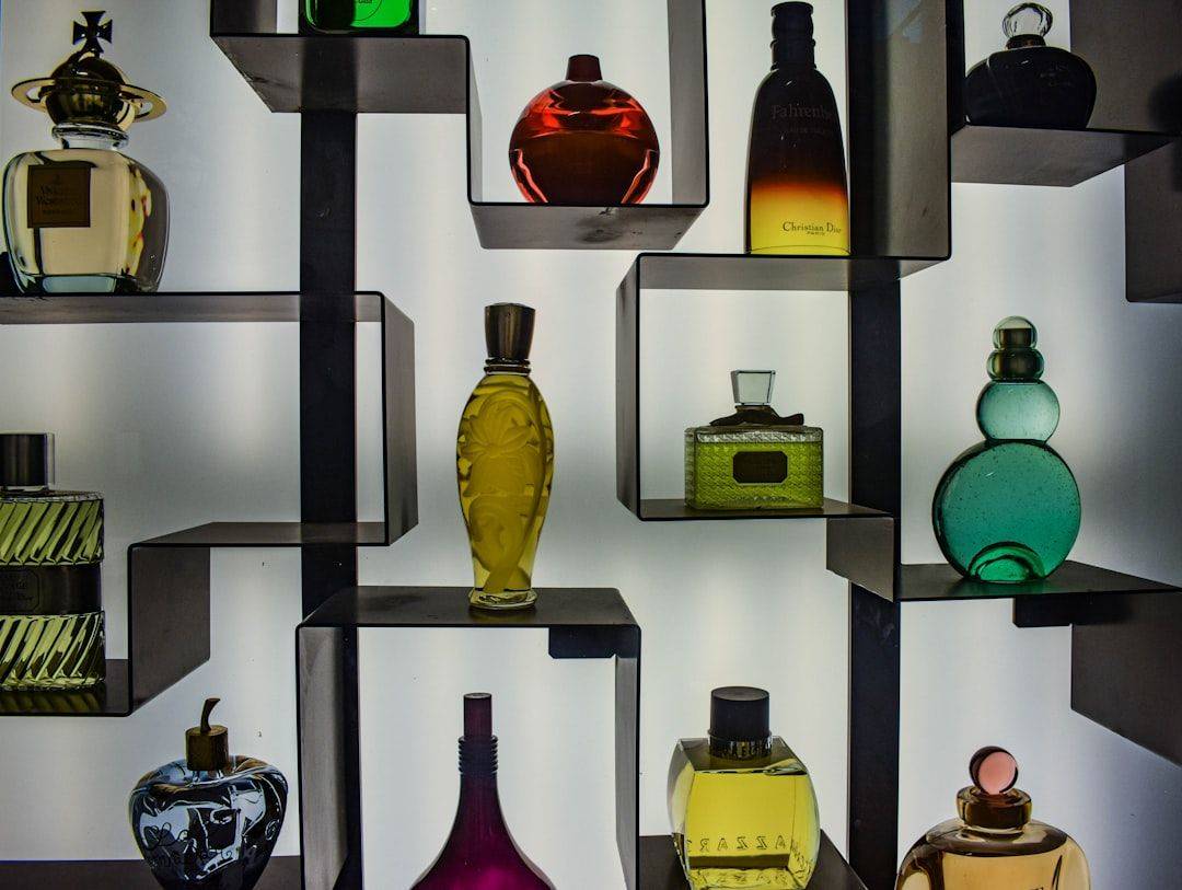 Display of fragrance bottles in museum (photographie d’illustration)