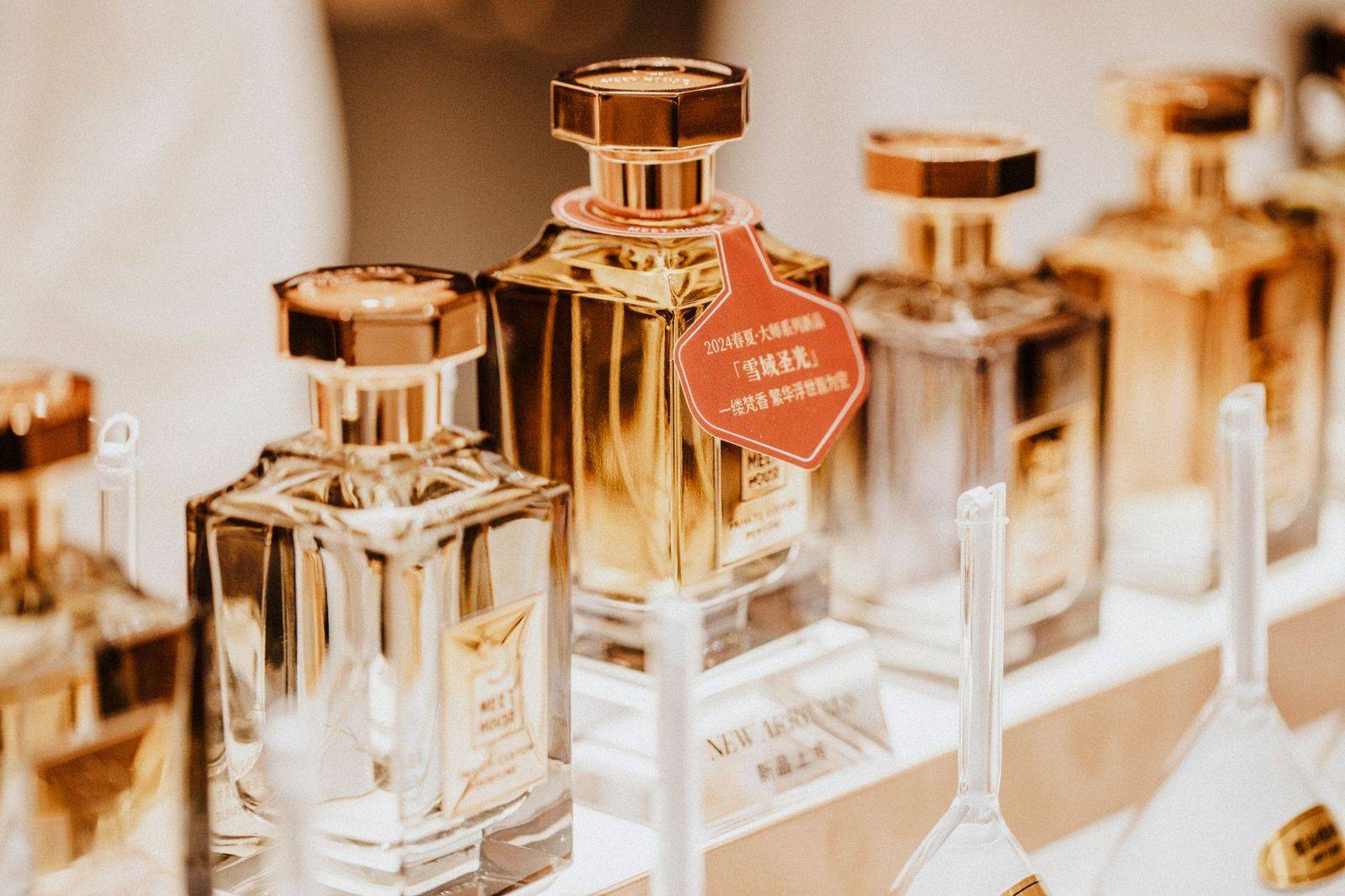 Elegant collection of perfume bottles showcasing luxury fragrances in a stylish retail display. (photographie d’illustration)
