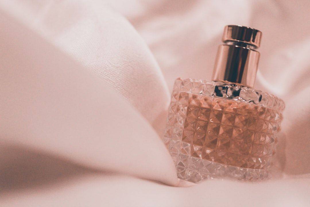 glass perfume bottle (photographie d’illustration)
