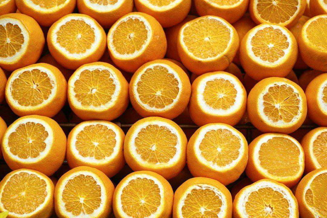 fresh oranges at the market (photographie d’illustration)