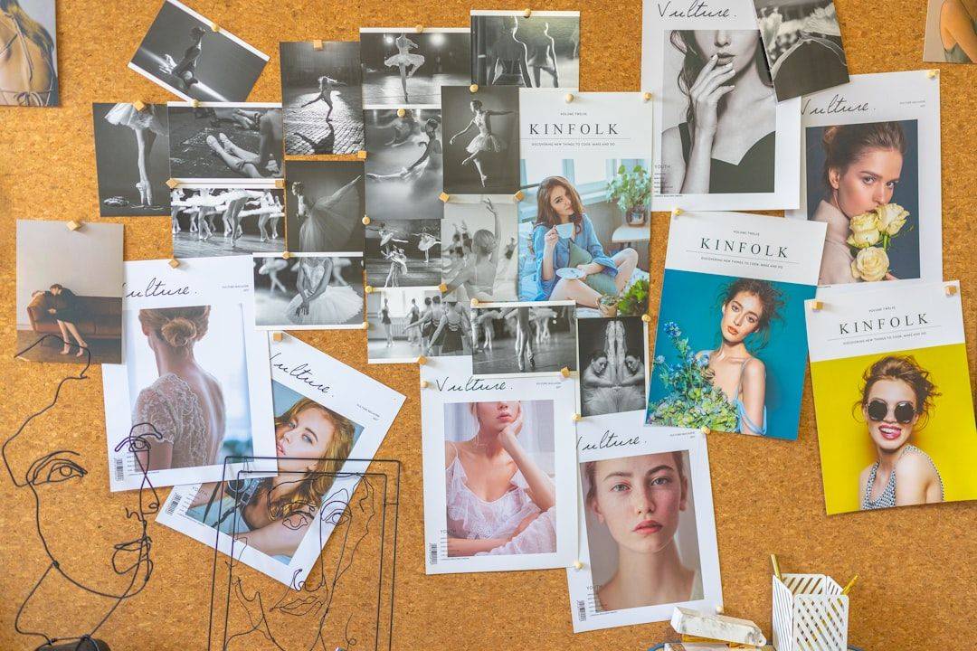 photos on brown wooden table (photographie d’illustration)