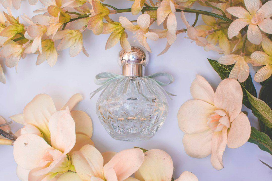 clear glass perfume bottle with white flowers (photographie d’illustration)