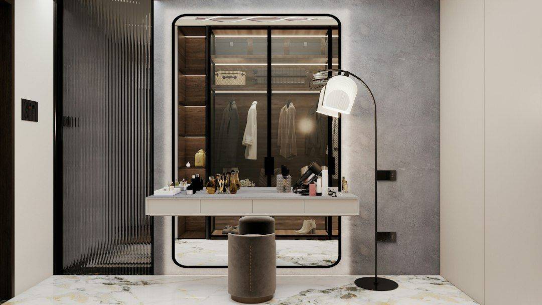 Modern dressing room with vanity and walk-in closet (photographie d’illustration)