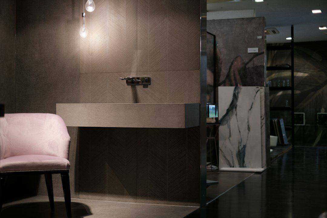 a pink chair sitting in front of a mirror (photographie d’illustration)