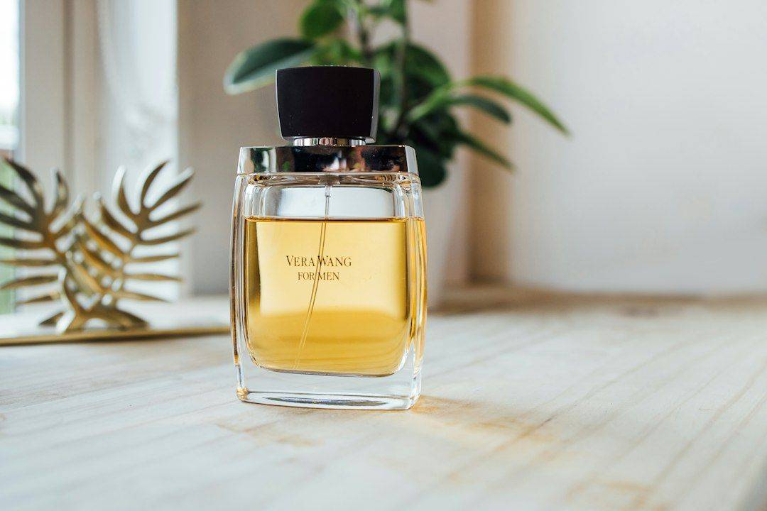 Perfume on natural desk. Indoor light. (photographie d’illustration)