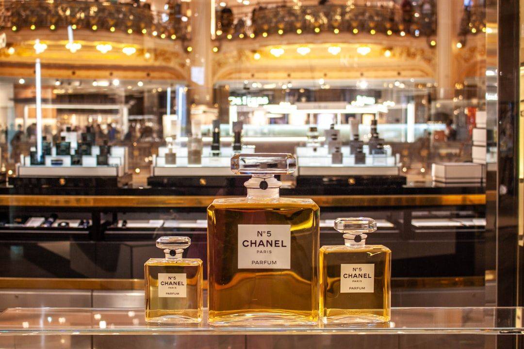 Chanel no. 5 perfume bottles displayed in a store (photographie d’illustration)