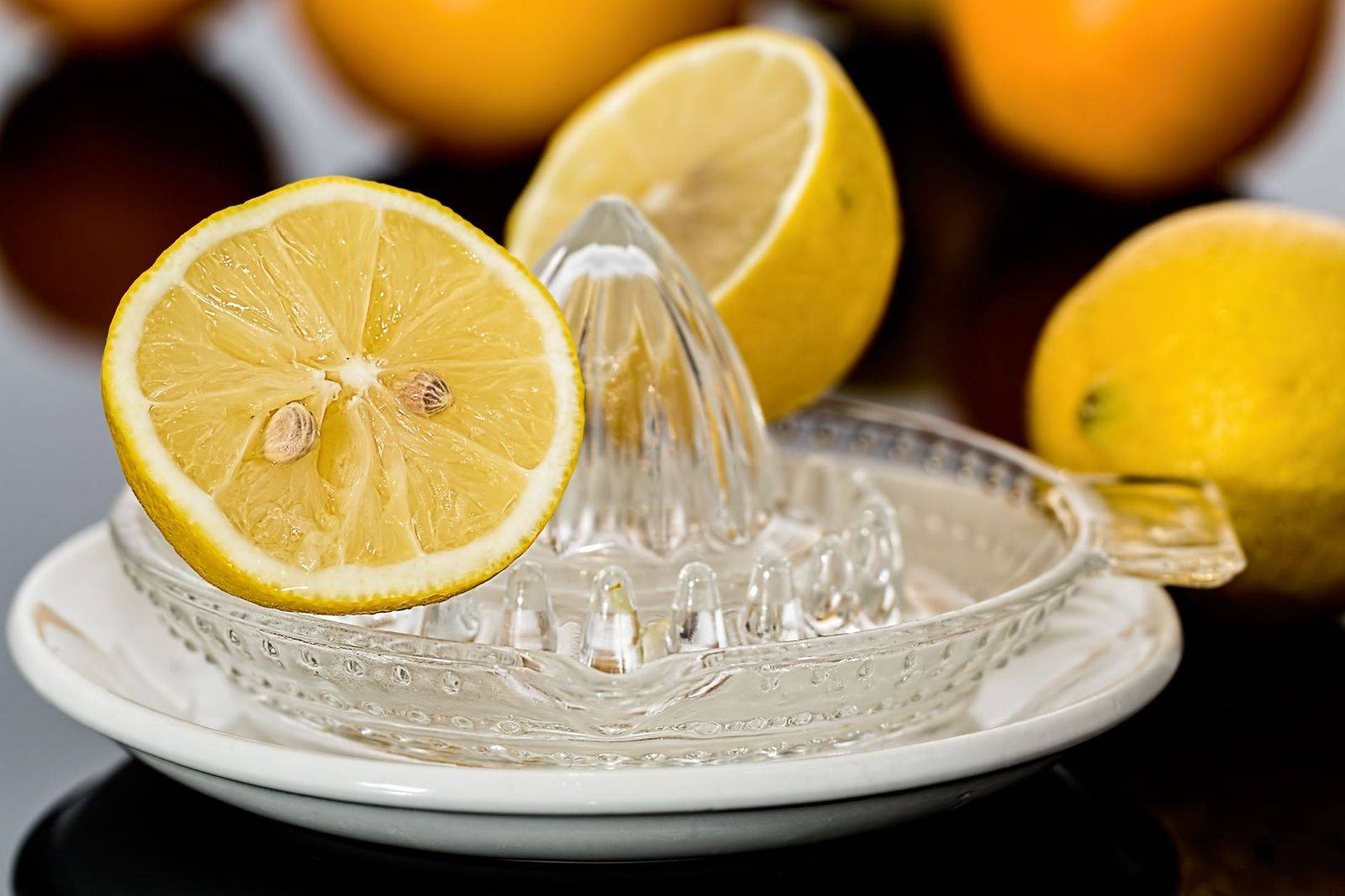Close-up of fresh lemons on a glass juicer ready to make citrus refreshment. (photographie d’illustration)