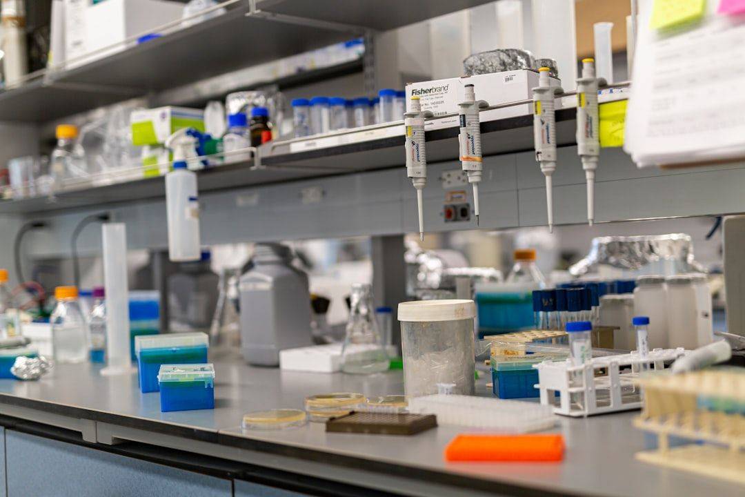 A laboratory bench is full of scientific equipment (photographie d’illustration)